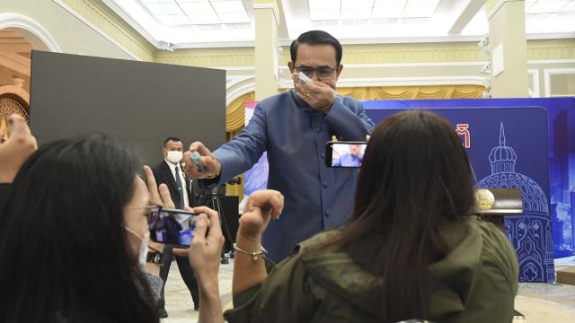 Video: Thajský premiér polil novináře dezinfekcí, naštvala ho jedna otázka
